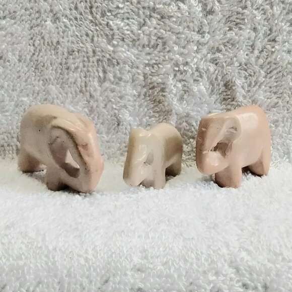 3 Piece Handcrafted Stone Set as an Elephant Family Ranging from 1"-1 1/4"!! - Picture 1 of 3